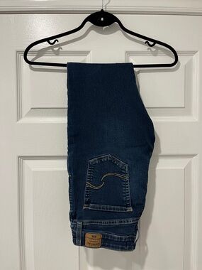 Levi's Signature Dark Blue Denim Midrise Skinny Jeans Size 4 with 29” inseam